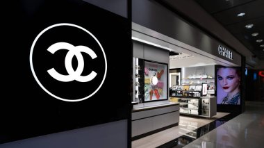 NEW YORK - Şubat 2020: JFK havaalanındaki Chanel mağazası. Chanel, kadın modası kıyafetleri, lüks eşyalar ve moda konusunda uzmanlaşmış bir moda evi..