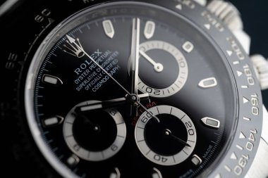 ROME - Mayıs 2019: Yeni Rolex Daytona İstiridye Kronometresi seramik bezelle. Rolex SA, 1905 yılında İngiltere 'nin başkenti Londra' da kurulmuş İsviçreli lüks bir saatçidir. İllüstrasyon Editörü.