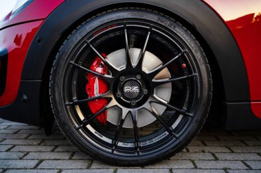 BOLOGNA, İtalya - 2020 Mart: OZ yarış tekerleği detayı Yeni Mini John Cooper Works. OZ Group, 1971 yılında kurulan ve otomobil ve motosiklet tekerlekleri üreten bir İtalyan şirketidir..