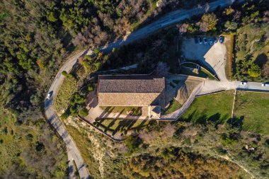 Santa Maria della Rocca 'daki eski kilise. Offida, Marche bölgesi, İtalya.