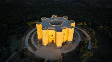 Kutsal Roma İmparatoru 2. Frederick tarafından 13. yüzyılda İtalya 'nın Apulia kentinde sekizgen şeklinde inşa edilen ünlü kale Castel del Monte' nin havadan panoramik görüntüsü. 1996 'dan beri Dünya Mirası Sitesi.
