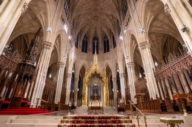 NEW YORK - Şubat 2020: St. Patrick Katedrali Altar iç görünümü. Amerika Birleşik Devletleri 'nde Neo-Gotik Roma Katolik katedrali ve New York' un önemli bir simgesidir..