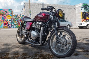 MIAMI, ABD - 2016 Mart: Triumph Bonneville özel motosikleti sokağa park etti.
