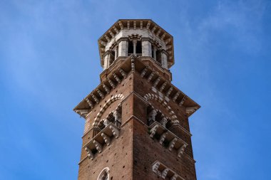 Torre dei Lamberti, UNESCO miras alanı Piazza delle Erbe 'deki ortaçağ kulesi (XI-1403). Verona, İtalya.