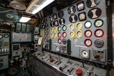 NEW YORK - Şubat 2020: Intrepid Denizi, New York Hava ve Uzay Müzesi 86 numaralı iskeledeki USS Denizaltı ekran paneli Hudson Nehri 'ne kenetlendi.
