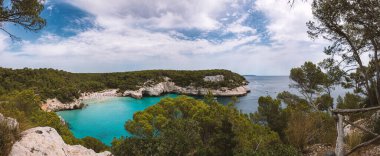 Panoramik açıdan Cala Mitjana körfezi. Menorca, İspanya 'ya ait Akdeniz' de bulunan Balear Adalarından biri..