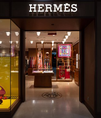 New York - Şubat 2020: Hermes mağazası. Herms International S.A., 1837 yılında kurulan Fransız yüksek moda ürünü üreticisi.. 
