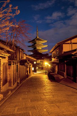 Yasaka pagoda ve Gion 'da akşam alacakaranlığı olan eski Brick Caddesi. Kyoto, Japonya.