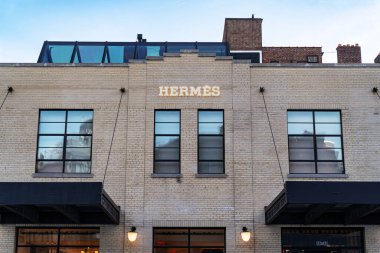 New York - Şubat 2020: Hermes mağazası. Herms International S.A., 1837 yılında kurulan Fransız yüksek moda ürünü üreticisi.. 