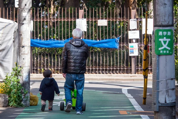 Tokyo Ιαπωνια Μαρτιοσ 2017 Νεαρό Παιδί Και Παππούς Περπατούν Στο — Φωτογραφία Αρχείου