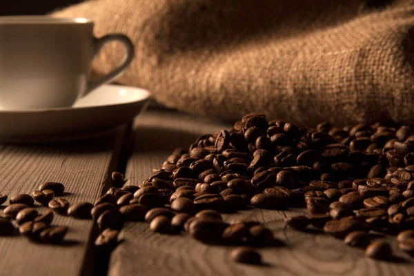 豆と白のカップとコーヒーの背景 豆に集中しろ 静物画 — ストック写真