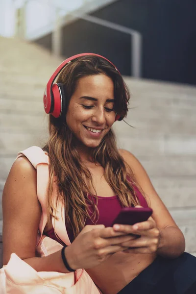 Retrato Una Joven Feliz Hermosa Mujer Relajándose Escuchando Música Con —  Fotos de Stock