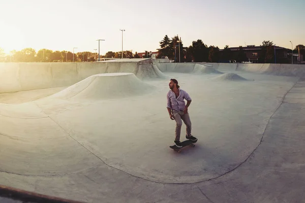 Skateboarder Portret Glijden Skate Park Zonsondergang Licht Levensstijl — Stockfoto