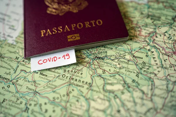 Корона Вирус Ковид Концепция Путешествий Бумага Надписью Covid Заключенная Паспорт — стоковое фото