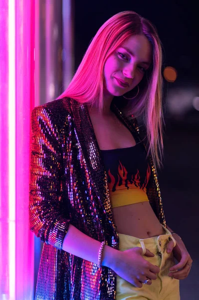 Young Fashion Woman Portrait Having Fun Luna Park Night Neon — Stock Photo, Image