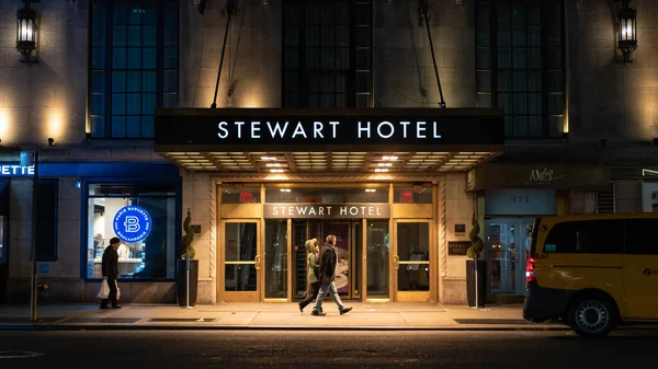 Nueva York Febrero 2020 Stewart Hotel Fachada Entrada Nocturna Manhattan —  Fotos de Stock