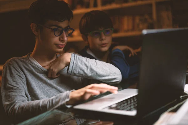 Jovens Irmãos Navegando Web Casa Com Laptop Estilo Vida Real — Fotografia de Stock