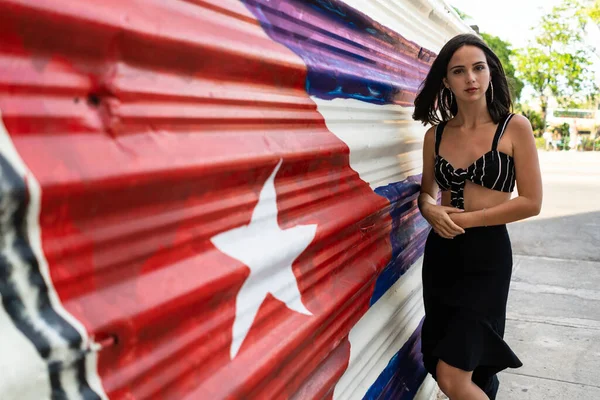 Piękny Portret Seksownej Kobiety Ścianie Graffiti Kubańską Flagą Hawana Kuba — Zdjęcie stockowe