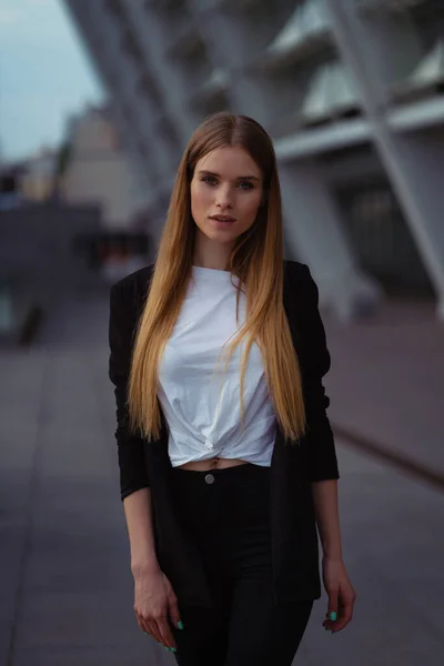 Vacker Säker Ung Kvinna Mode Porträtt Gatan — Stockfoto