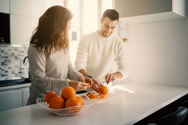 Ein Junges Glückliches Paar Bereitet Morgens Hause Das Frühstück Und — Stockfoto