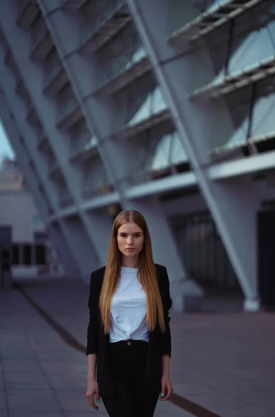 Belle Jeune Femme Confiante Portrait Mode Dans Rue Kiev Ukraine — Photo