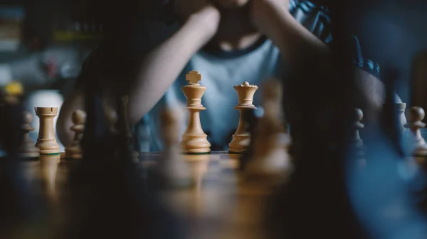 国际象棋近点 在家里下棋 国际象棋背景过滤图像 有选择地关注国王 — 图库照片