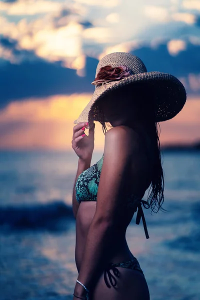 ビーチでビキニを着たセクシーな若い女性がポートレートを閉じます 劇的な照明で日没 — ストック写真