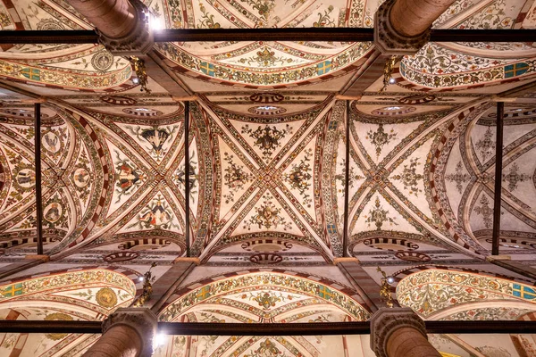 Verona Włochy Październik 2020 Gotycki Kościół Anastazji Zdobiony Sufitem Widok — Zdjęcie stockowe