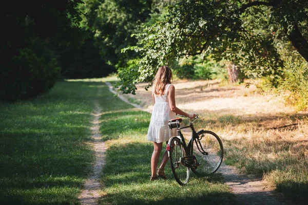 Mujer Joven Con Vestido Algodón Blanco Con Bicicleta Parque Estilo —  Fotos de Stock