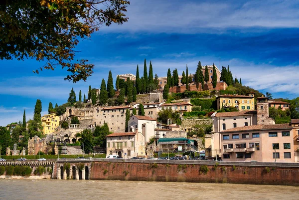 Castel San Pietro Heuvel Tegen Blauwe Lucht Verona Italië — Stockfoto