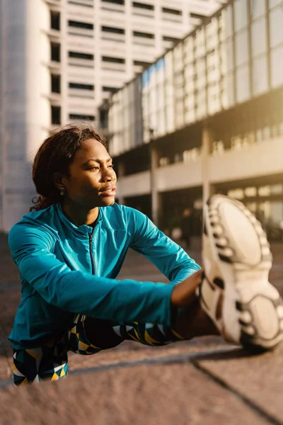 Młody Czarny Afrykański Sportowy Kobieta Portret Robi Rozciągając Się Zewnątrz — Zdjęcie stockowe