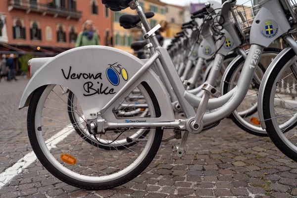 Verona Italy Οκτωβριοσ 2020 Ποδήλατο Βερόνα Παρκαρισμένο Στο Δρόμο Γεννήθηκε — Φωτογραφία Αρχείου