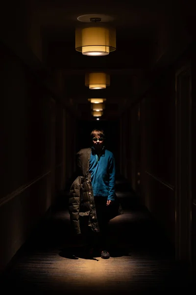 Oğlanla Uzun Karanlık Koridor Bakış Açısı Karanlık Korku Ortamı — Stok fotoğraf