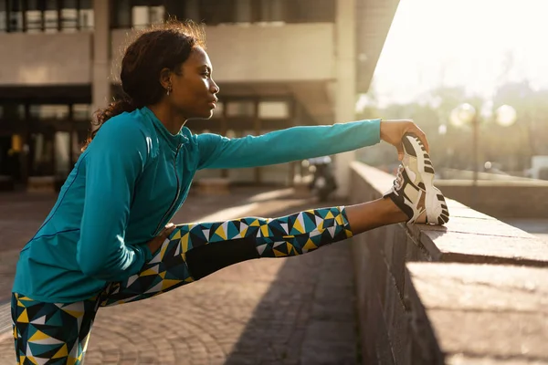 Genç Siyah Afrikalı Spor Kadın Portresi Güneşli Bir Günde Dışarıda — Stok fotoğraf