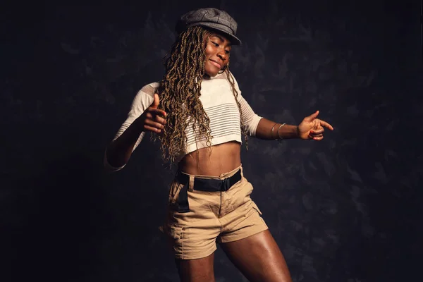 Bella Donna Africana Sorridente Nero Studio Danza Ritratto Contro Sfondo — Foto Stock