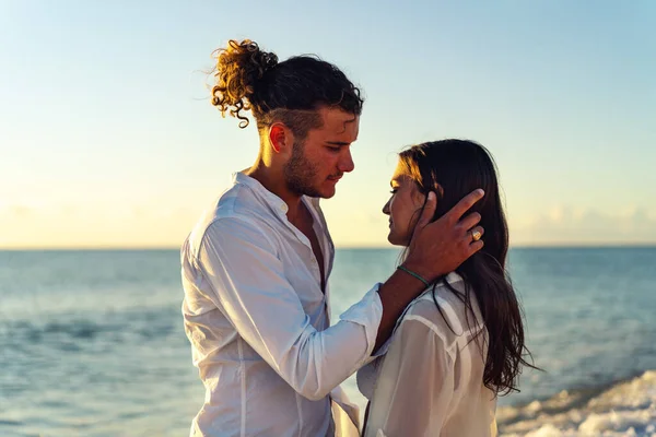 一对浪漫的夫妇在海滩上合影 生活方式 — 图库照片