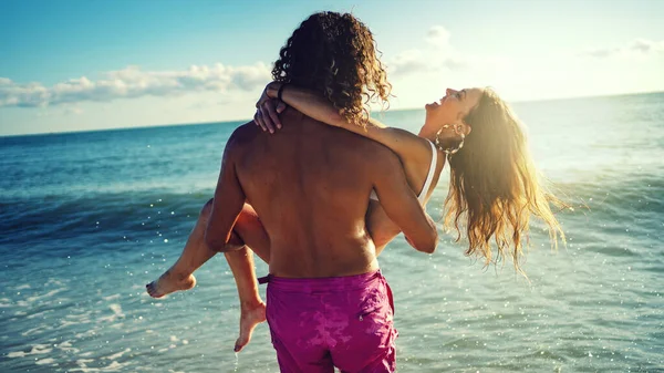 一对浪漫的年轻夫妇在海滩上玩乐的特写 — 图库照片