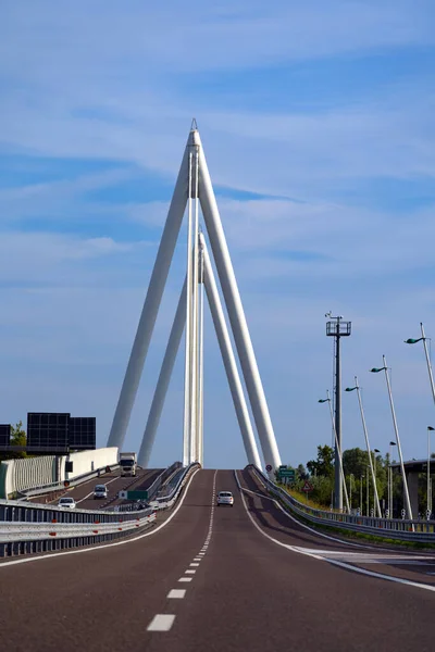 アディジェ川に架かる橋 高速道路A31 イタリア バルダスティコ — ストック写真
