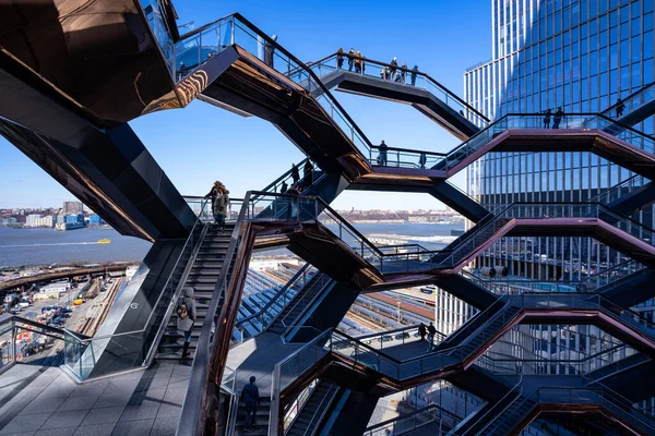 ニューヨーク 2020年2月 階段上の人々と船の構造 Tka マンハッタンのハドソンヤード再開発プロジェクトの一環として建設された構造物と訪問者の魅力です — ストック写真