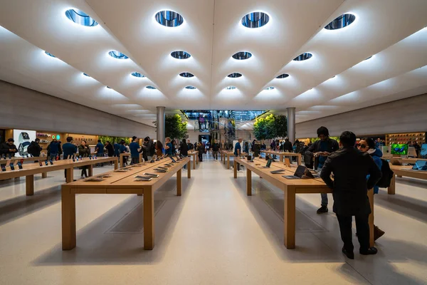 New York Febbraio 2020 Persone Che Visitano Apple Store Sulla — Foto Stock