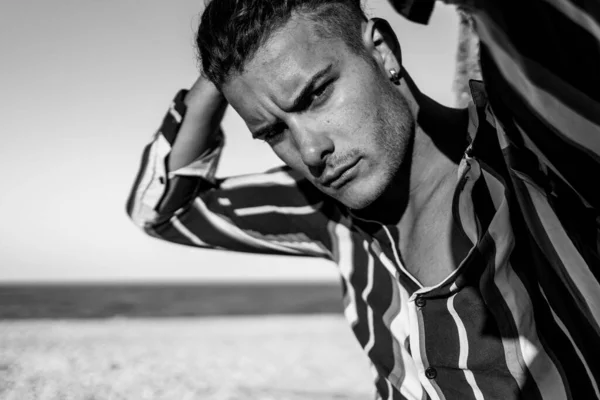 Genç Kendine Güvenen Adam Plajda Portreyi Yakından Çekiyor Siyah Beyaz — Stok fotoğraf
