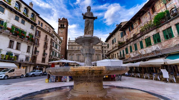 Verona イタリア 2020年10月 市場広場にマドンナ ヴェローナ噴水 エルベ広場 ローマ広場は忙しいと絵のように美しい市場をホストします — ストック写真