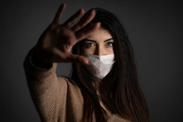 Jovem Mulher Usando Máscara Facial Para Proteção Com Gestos Parada — Fotografia de Stock