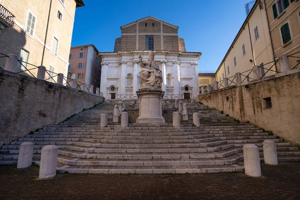 AnconaのSan Domenico教会とPlebiscito広場 または教皇広場 イタリアのマルケ州 — ストック写真