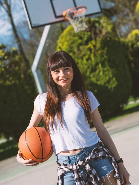 Портрет Молодой Улыбающейся Женщины Держащей Баскетбольный Мяч Открытом Воздухе Солнечный — стоковое фото
