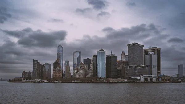 纽约Staten Island Ferry船拍摄的曼哈顿下天际线全景图像 过滤图像 — 图库照片