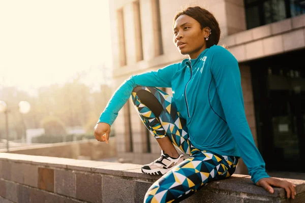 Mladý Černý Africký Sportovní Žena Portrét Venku Slunečný Den — Stock fotografie