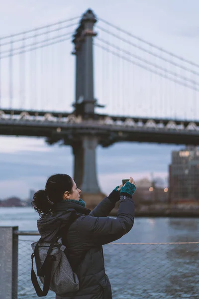 Жінка Фотографується Парку Дамбо Брукліні Панорамним Видом Манхеттенський Міст Заході — стокове фото