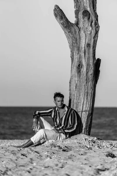 Giovane Uomo Sicuro Ritratto Spiaggia Immagine Bianco Nero — Foto Stock