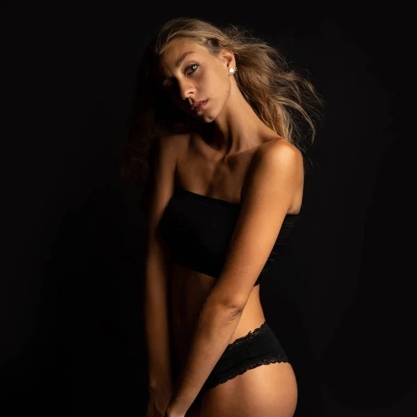 Sexig Blond Kvinna Porträtt Med Svarta Underkläder Isolerade Mörk Bakgrund — Stockfoto